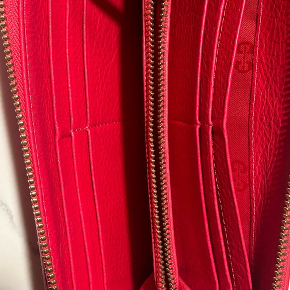 Tory Burch Amanda Hobo Purse w/ matching wallet - Picture 4 of 11